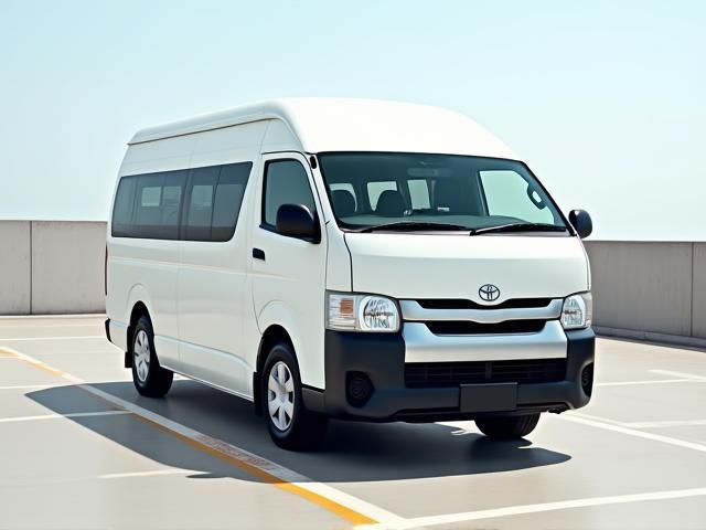 Toyota Hiace van blanca en estacionamiento