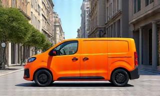 Auto Económico color naranja brillante en ciudad soleada