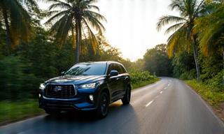 SUV moderno en carretera natural